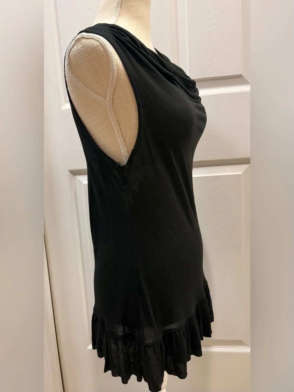 Banana Republic Black Ruffle-Hem Tank Top – Size XS – Never Worn